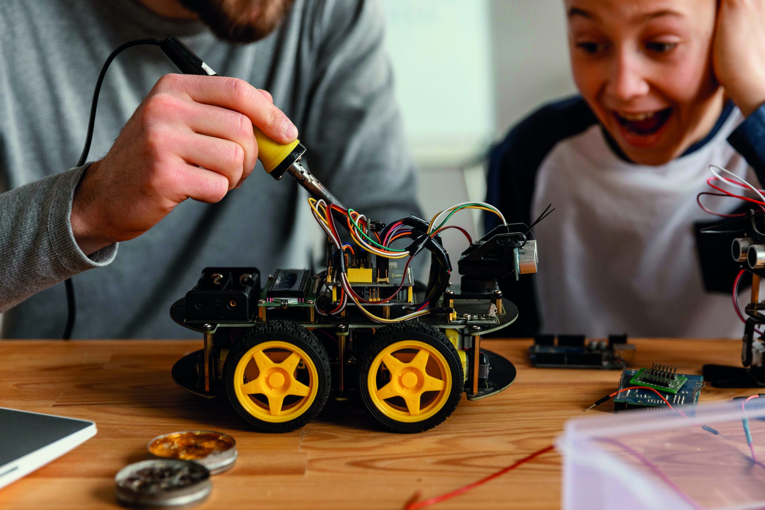 vater-und-sohn-machen-roboter